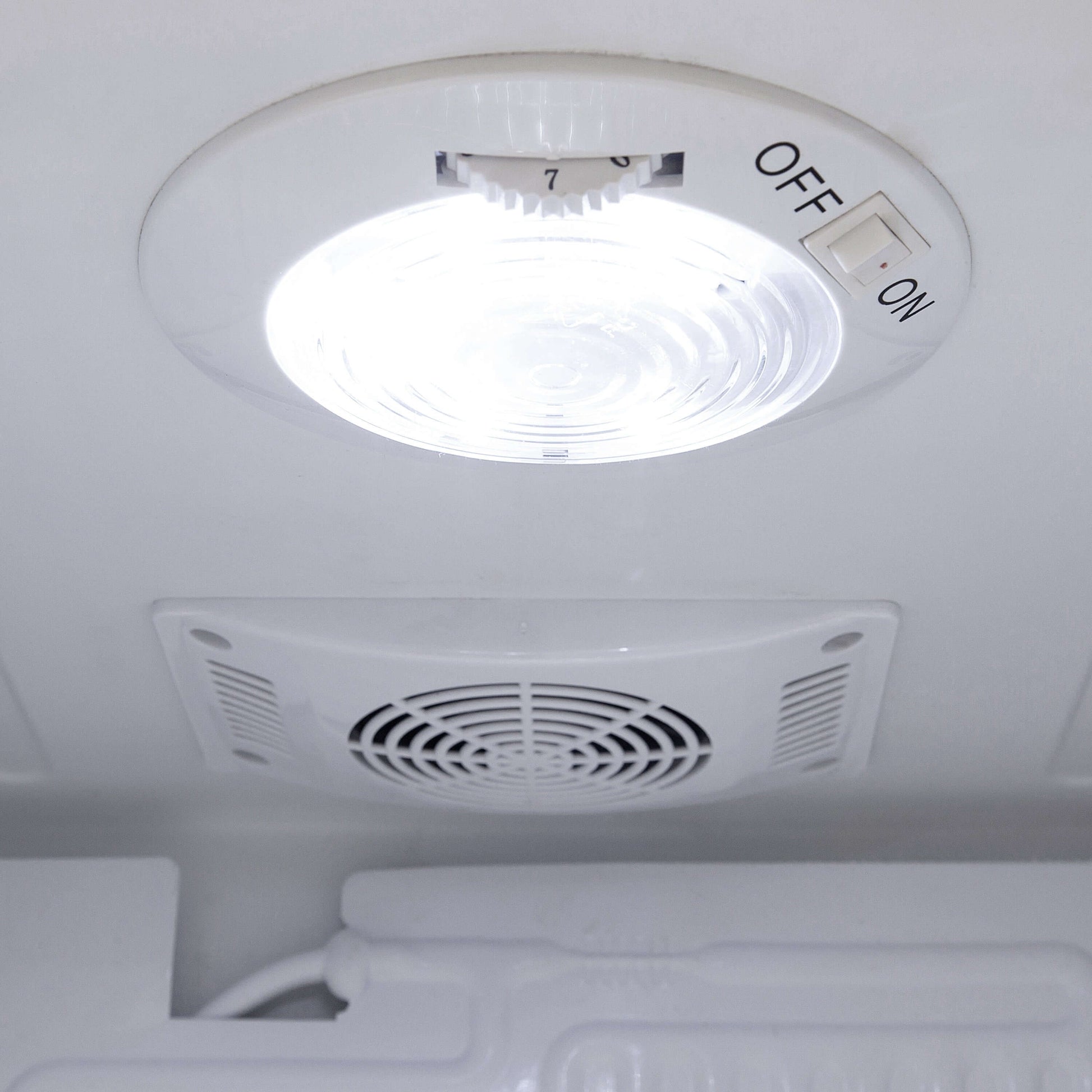 Whynter BR-091WS 17″ 90 Can Freestanding Stainless Beverage Refrigerator/Cooler image of interior light